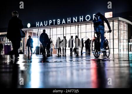 Köln, Hauptbahnhof, Bahnhof Hall, Station Square, Passanten zu gehen, von der Station, Stockfoto