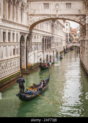 Gondols unter der Seufzerbrücke in Venedig, Italien, Stockfoto