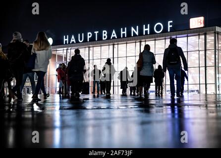 Köln, Hauptbahnhof, Bahnhof Hall, Station Square, Passanten zu gehen, von der Station, Stockfoto