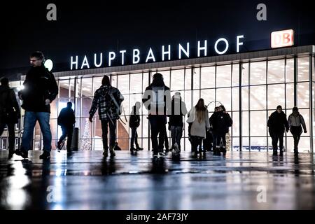 Köln, Hauptbahnhof, Bahnhof Hall, Station Square, Passanten zu gehen, von der Station, Stockfoto