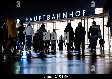 Köln, Hauptbahnhof, Bahnhof Hall, Station Square, Passanten zu gehen, von der Station, Stockfoto