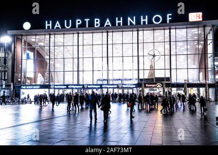 Köln, Hauptbahnhof, Bahnhof Hall, Station Square, Passanten zu gehen, von der Station, Stockfoto