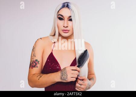 Mann gay mit Make-up im Gesicht Stockfoto