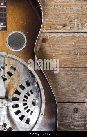 Ein Detail einer Dobro Gitarre auf einem hölzernen Hintergrund Stockfoto