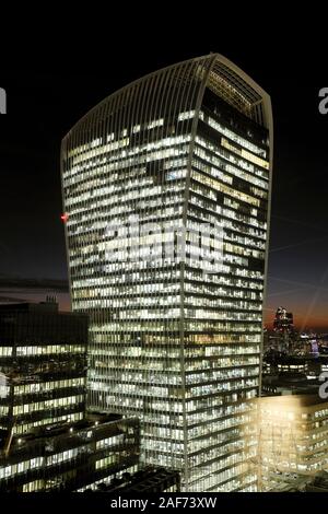 Walkie Talkie Bürogebäude Wolkenkratzer 20 Fenchurch Street in der Nacht Außenansicht der beleuchteten Büros in East London EC3 England UK KATHY DEWITT Stockfoto