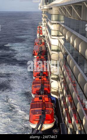 Rettungsboote hängen hintereinander an der Seite des Kreuzfahrtschiff Mein Schiff 1 (TUI Cruises). Die Decks stapeln sich auf jedes andere wie ein Wolkenkratzer. Die Rettung Einrichtungen müssen regelmäßig gewartet und inspiziert werden. (10 September 2019) | Verwendung weltweit Stockfoto