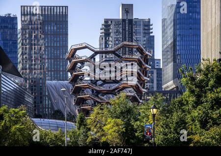 "Das Schiff" ist der Name der ungewöhnlichen Struktur in neuen New Yorker Hudson Yards District. Extern, das Kunstwerk erinnert an eine Vase. In der Tat ist die Struktur aus Stahl ist nichts anderes als eine überdimensionale begehbare Treppe. (22 September 2019) | Verwendung weltweit Stockfoto