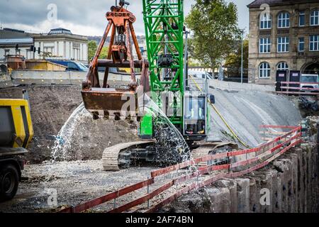 Neue 70 t schwere Sennebogen 670 E Seilbagger/Crawler Kran mit Greifer auf Stuttgart 21 Baustelle, Stuttgart, Deutschland, November 6, 2019. | Verwendung weltweit Stockfoto