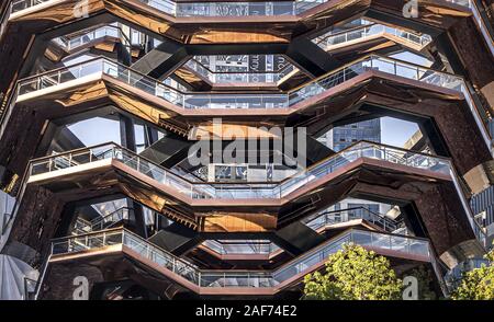 "Das Schiff" ist der Name der ungewöhnlichen Struktur in neuen New Yorker Hudson Yards District. Extern, das Kunstwerk erinnert an eine Vase. In der Tat ist die Struktur aus Stahl ist nichts anderes als eine überdimensionale begehbare Treppe. (22 September 2019) | Verwendung weltweit Stockfoto