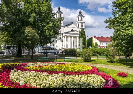 Alexanderkirche und Blumen im Park, Suwalki, Polen, Europa | Alexander Kirche und Park Blumen, Suwalki, Polen, Europa | Verwendung weltweit Stockfoto