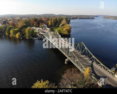 Luftbild: Glienicker Brücke, Berliner Vorstadt, Potsdam, Brandenburg. | Verwendung weltweit Stockfoto