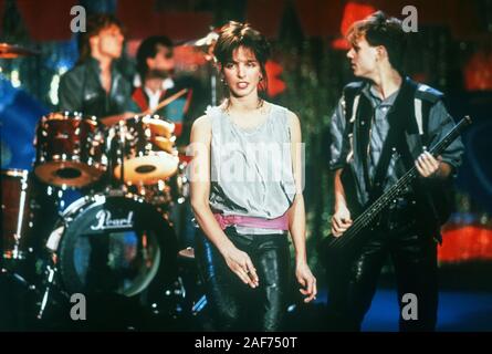 Pop Sängerin Nena (99 rote Luftballons') und Band am 21. Januar 1984 in Berlin bei einem Auftritt in der ZDF-superhitparade. Auf der rechten Nenas Freund Rolf Brendel. Sie wurde am 24. März 1960 in Hagen als Gabriele Susanne Kerner geboren. | Verwendung weltweit Stockfoto