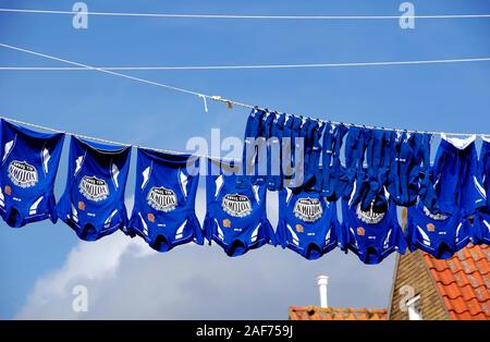 Die Trikots der Fußball-Verein FC Volendam' auf einer Wäscheleine in Volendam (Niederlande), 14. Mai 2010. | Verwendung weltweit Stockfoto