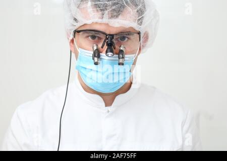 Foto von Arzt Chirurg Maske in Blau mit Brille. Stockfoto