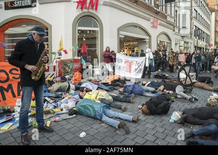 Aussterben Rebellion demonstrieren gegen schnelle Mode und Kunststoffabfällen vor ein H&M-Filiale in Bielefeld, 29.11.2019 | Verwendung weltweit Stockfoto