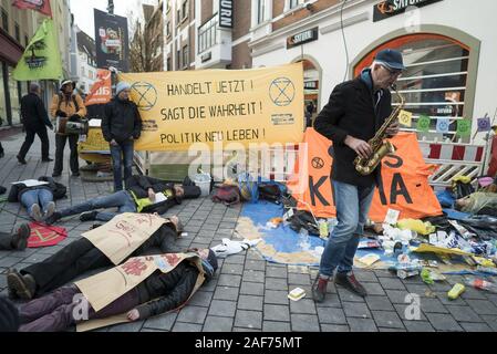 Aussterben Rebellion demonstrieren gegen schnelle Mode und Kunststoffabfällen vor ein H&M-Filiale in Bielefeld, 29.11.2019 | Verwendung weltweit Stockfoto