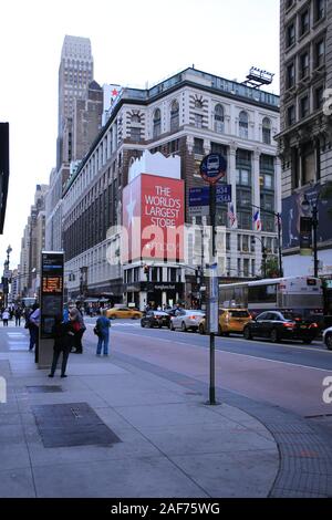 Die wichtigsten Gebäude von Macy's in New York hat 198.500 qm, 10 Etagen und rund 3.000 Mitarbeiter. Es sollte das größte Kaufhaus der Welt und es ist die angestammte Heimat. Es hat über 800 Geschäfte in den USA. Herald Square in New York City, neu | weltweite Nutzung Stockfoto