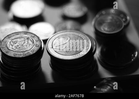 Stapel von Bügeleisen Euro Münzen auf den Tisch, bw Foto Stockfoto