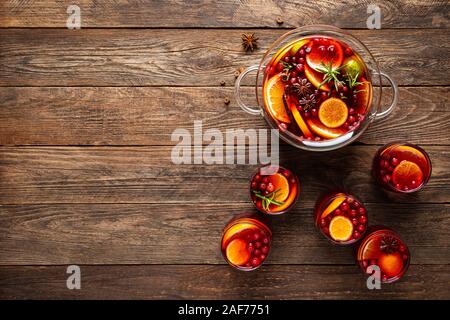 Weihnachten Punch. Festliche rot Cocktail, Drink mit Preiselbeeren und Zitrusfrüchte in einem Punch Bowl und Gläser Stockfoto