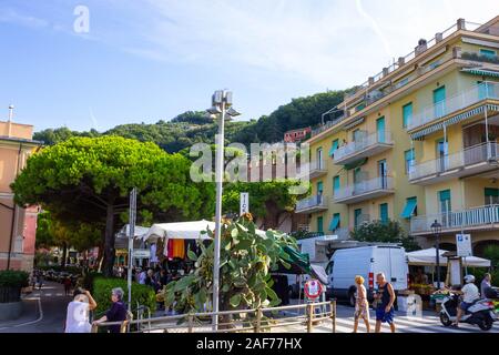 Moneglia, Italien - 15 September, 2019: Die Menschen im Dorf in Ligurien Moneglia Stockfoto