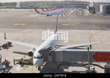 ISTANBUL, Türkei - 16. September 2019: Turkish Airlines Flugzeug in den neuen Flughafen Istanbul Atatürk geparkt Stockfoto