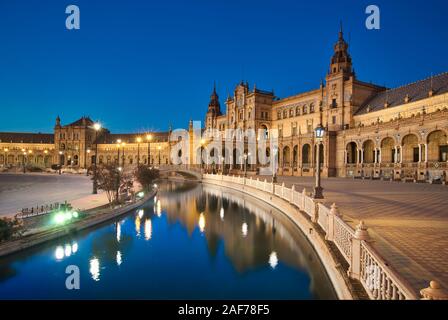 Foto der ⁨Plaza de España in der blauen Stunde Stockfoto