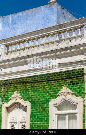 Kubische und farbenfrohe Terrassen in Olhao Algarve, Portugal Stockfoto