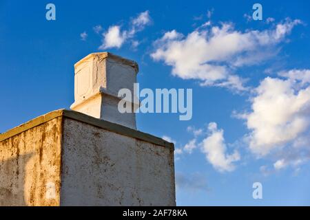 Kubische Schornstein Form in Olhao, Algarve, Portugal Stockfoto