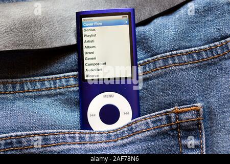 Mailand, Italien - 4. Juni 2019. Apple iPod Nano 8 Gb blau Musik Player in die Jeans pocket Hintergrund. Der Bildschirm zeigt eine Wiedergabeliste Stockfoto