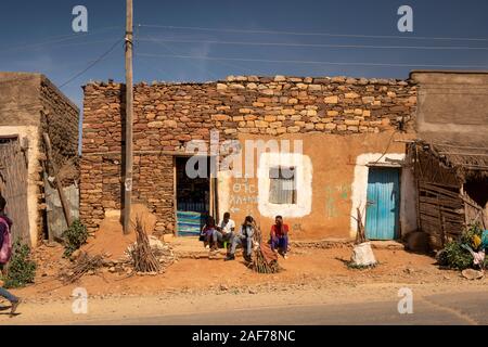 Äthiopien, Tigray, Megab, Leute saßen draußen in Naturstein gebautes Dorfhaus Stockfoto