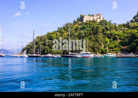 Alte mittelalterliche Burg, die auf einem Hügel in der Nähe der Hafen von Portofino, Italien Stockfoto