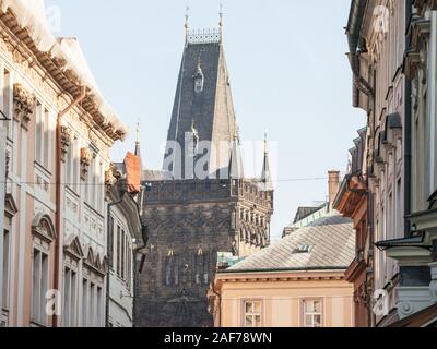 Der Pulverturm, auch als Prasna Brana, in Prag, Tschechische Republik, aus der engen Gassen der Altstadt. Prasna brana ist der gotische Turm, ein ehemaliger Stockfoto