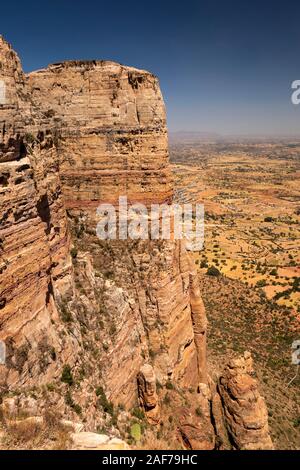 Eth 823 Äthiopien, Tigray, Megab, Gheralta Escarpment, Debre Maryam Korkor erhöhte Ansicht von Sims zu Abba Daniel Korkor Felsen Kirche Stockfoto