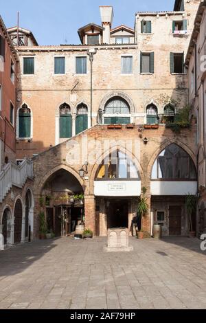 Campiello del Remer und Taverna al Remer, Cannaregio, Venedig, Venetien, Italien, beliebt bei den lokalen Venezianer für einen Sundowner und Mahlzeit zu erfüllen Stockfoto