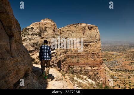 Äthiopien, Tigray, Gheralta Escarpment, Debre Maryam Korkor Guide auf Vorsprung führenden zu Abba Daniel Korkor Felsen Kirche oberhalb Dorf Megab Stockfoto