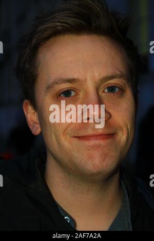 OWEN JONES DARGESTELLT IN WESTMINSTER AM 11. DEZEMBER 2019. JOURNALIST UND KOLUMNIST FÜR GUARDIAN NEWS PAPIER. Trägt zur New Statesman und die Tribüne. Arbeit Unterstützer und Aktivist. Britische Journalisten. Stockfoto