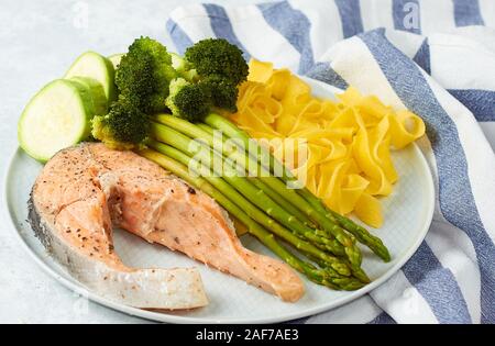 Gesundes Essen, gedünsteter Lachs mit gedünstetem Gemüse. Stockfoto