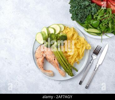 Gesundes Essen, gedünsteter Lachs mit gedünstetem Gemüse. Stockfoto