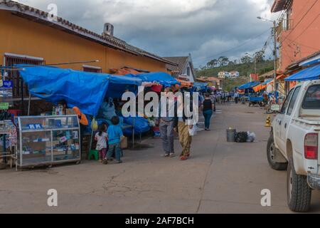 Street, Gemeinschaft von Samaipata, der Heimat der Unesco Weltkulturerbe El Fuerte, Department Santa Cruz, Bolivien, Lateinamerika Stockfoto