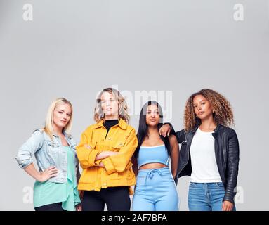 Studio Shot der Jungen unabhängigen multi-cultural weibliche Freunde schauen in die Kamera Stockfoto