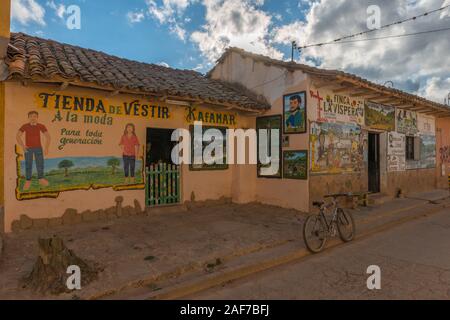 Street, Gemeinschaft von Samaipata, der Heimat der Unesco Weltkulturerbe El Fuerte, Department Santa Cruz, Bolivien, Lateinamerika Stockfoto