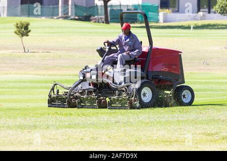 Fahrrinne und Turf Wartungsarbeiten auf ein Golfkurs mit einem Toro Reelmaster 5610-Mäher. Mitarbeiter schneiden das Gras. Stockfoto