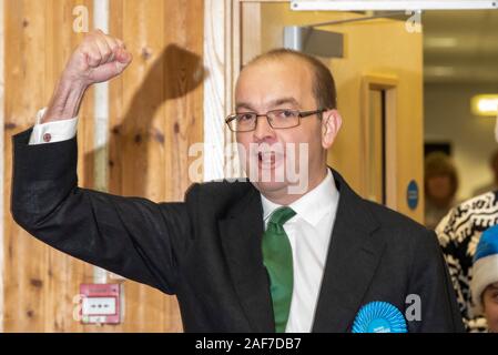 James Duddridge an den britischen Parlamentarischen Wahlen Southend Ost Wahlbezirk Stimmzettel zählen und Erklärung der Ergebnisse auf Garon Park, Essex, Großbritannien Stockfoto