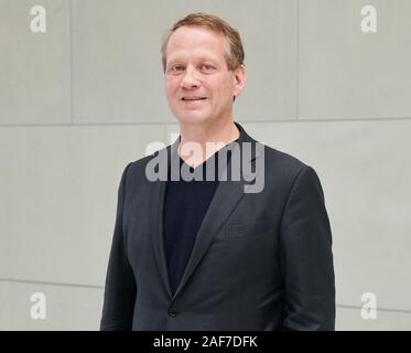 Berlin, Deutschland. 13 Dez, 2019. DIHK-Präsident Schweitzer steht im Haus der Deutschen Wirtschaft. Quelle: Annette Riedl/dpa/Alamy leben Nachrichten Stockfoto