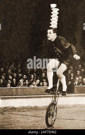 Ein Vintage Fotos bei Miller's Circus (UK) Rudy Horn das Mono-Zyklus Acrobat während einer Leistung genommen Stockfoto