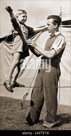 Ein Vintage Backstage Fotos bei Miller's Circus (UK) George Miller training Frankie die Gratwanderung genommen Stockfoto