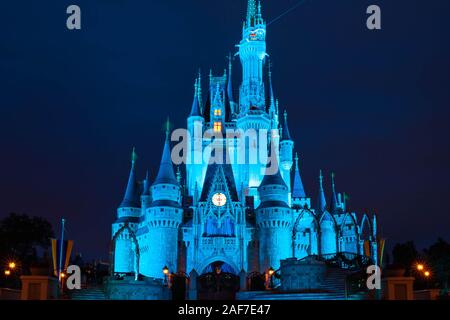 Orlando, Florida. November 15, 2019. Beleuchtete Cinderella Schloss auf der Blauen Nacht Hintergrund bei Magic Kingdom Stockfoto