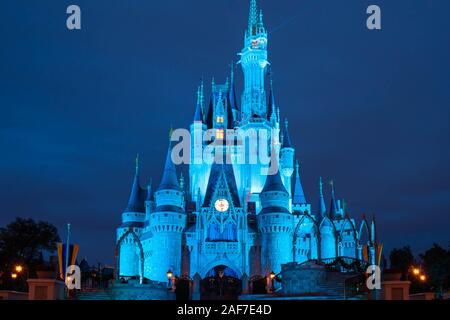 Orlando, Florida. November 15, 2019. Beleuchtete Cinderella Schloss auf der Blauen Nacht Hintergrund bei Magic Kingdom Stockfoto