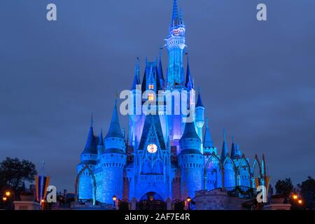 Orlando, Florida. November 15, 2019. Beleuchtete Cinderella Schloss auf der Blauen Nacht Hintergrund bei Magic Kingdom Stockfoto