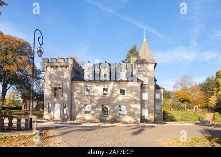 Ile de Vassivière, Lac de Vassivière, Creuse, Nouvelle-Aquitaine, Frankreich jetzt eine Kunst Veranstaltungsort mit Skulptur Garten, Außen Chateau de Vassivière Stockfoto